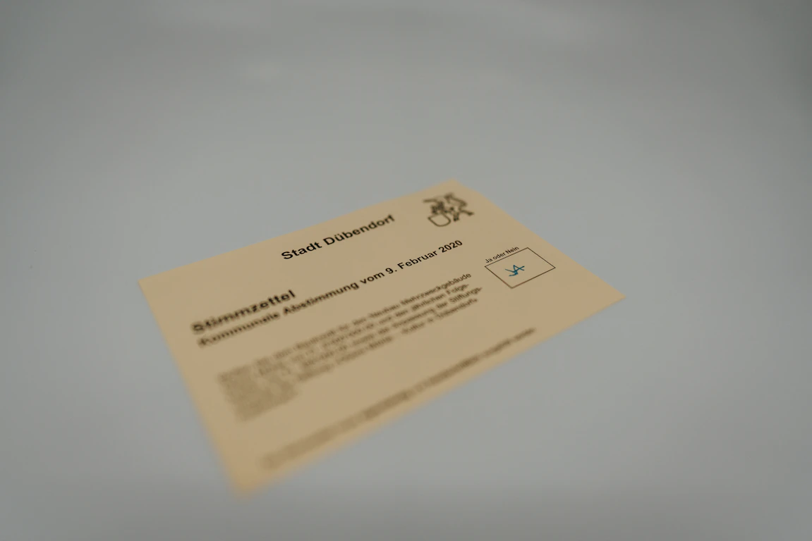 Gros plan sur un dossier de certification et une carte d'identité professionnelle.