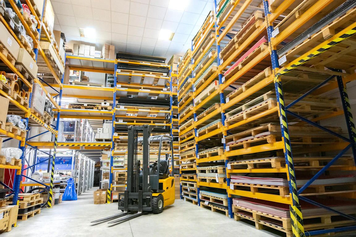 Entrepôt logistique moderne avec des caristes travaillant efficacement.