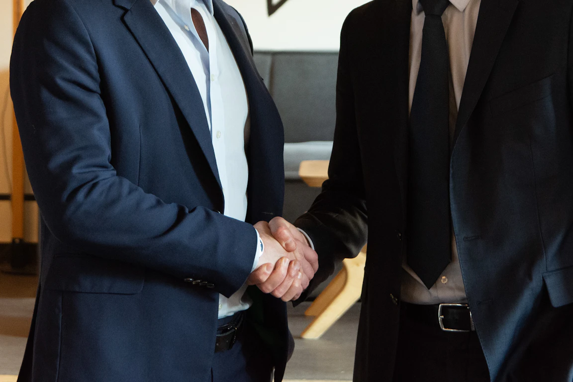 Poignée de main entre un dirigeant d'entreprise française et un représentant de Tempo Intérim.